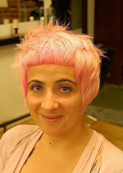 cieniowane fryzury krótkie, blond pasemka na różowych, uczesanie damskie zdjęcie numer 150A